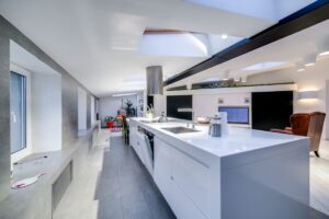 Pose de Velux à Laigneville : fenêtre de toit sur mesure pour optimiser la lumière naturelle