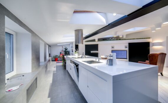 Pose de Velux à Laigneville : fenêtre de toit sur mesure pour optimiser la lumière naturelle